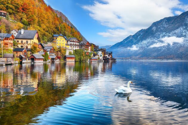 Vue sur le village d'Hallstatt au bord s'un lac