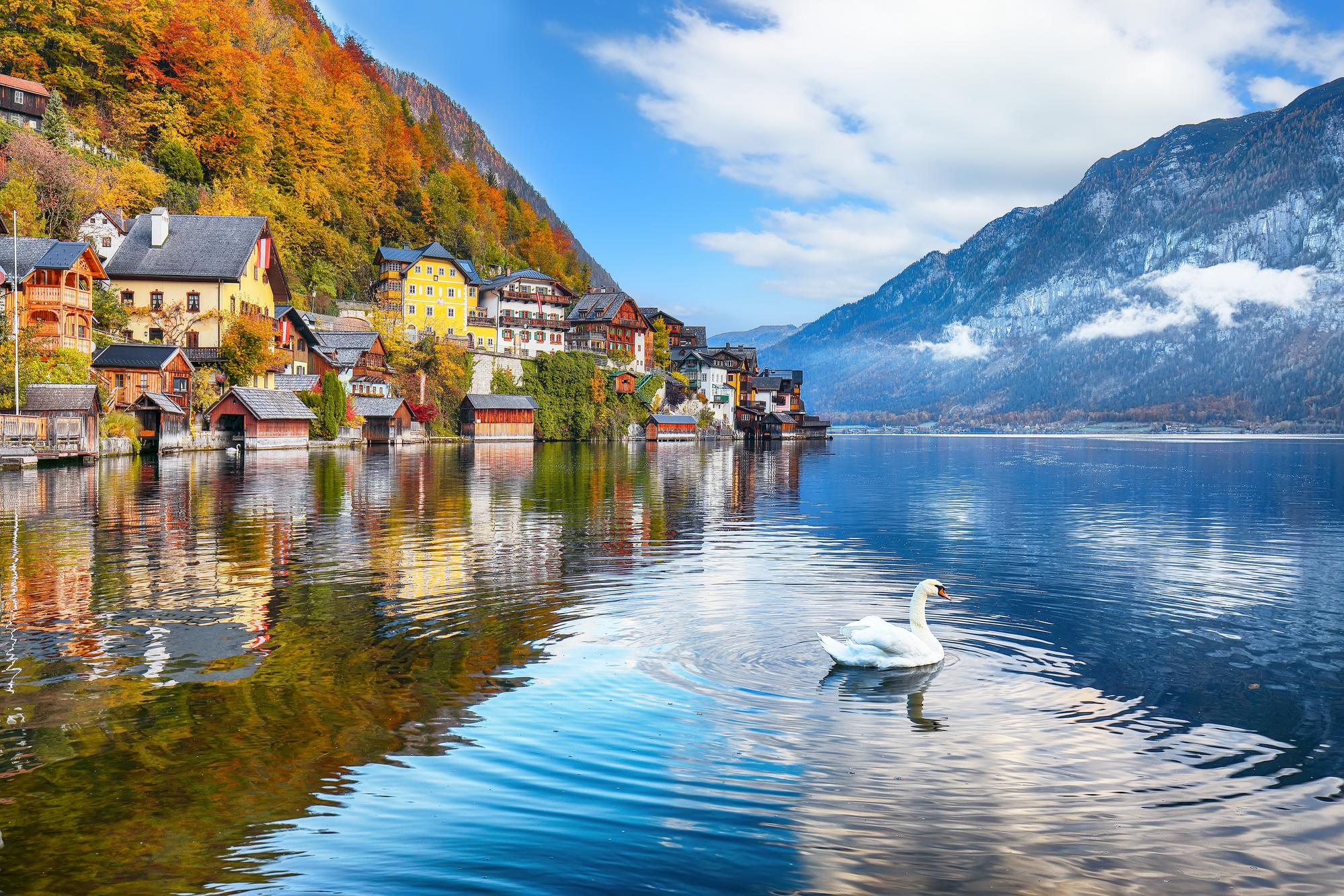 Vue sur le village d'Hallstatt au bord s'un lac