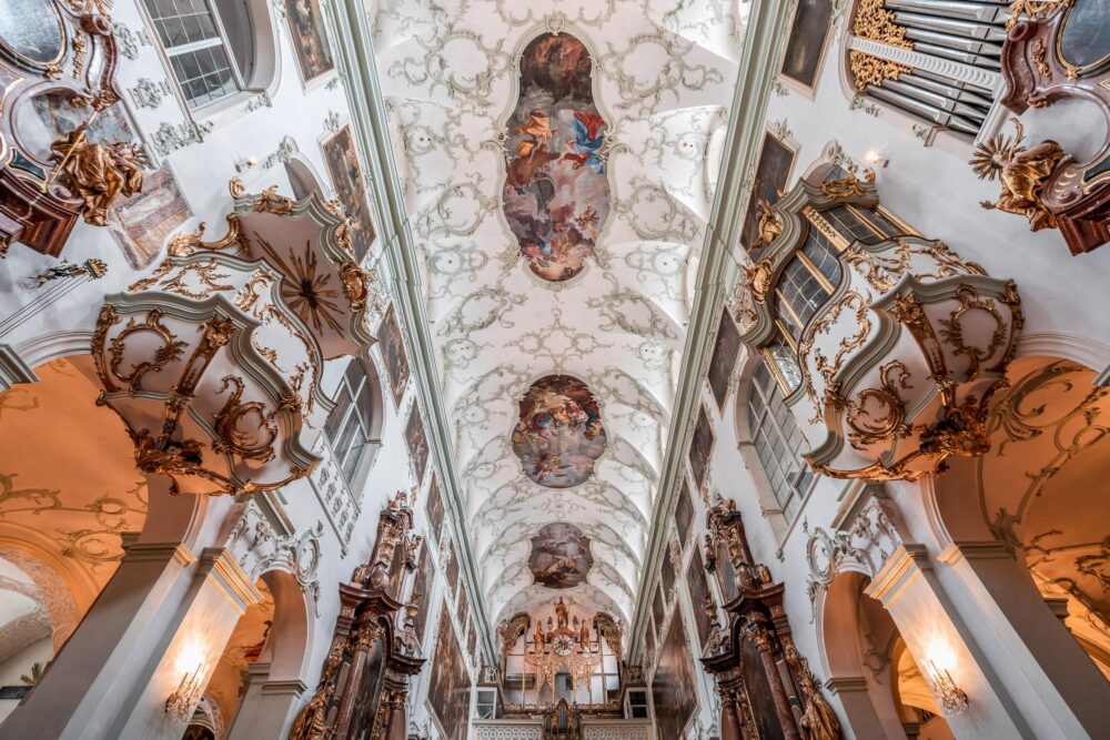 Vue sur l'intérieur de l'Abbaye Saint-Pierre à salzbourg