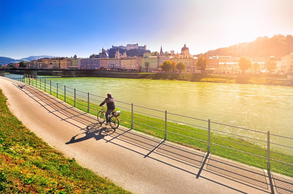 Vue sur un cycliste sur les rives de la rivière Salzach