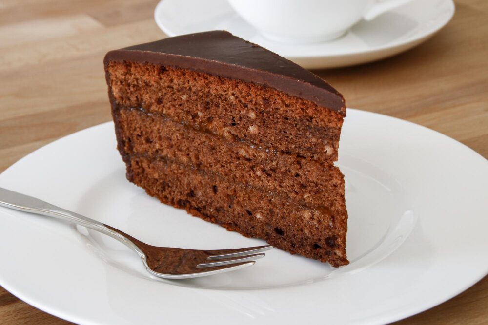 Vue sur une part de Sachertorte dans une assiette