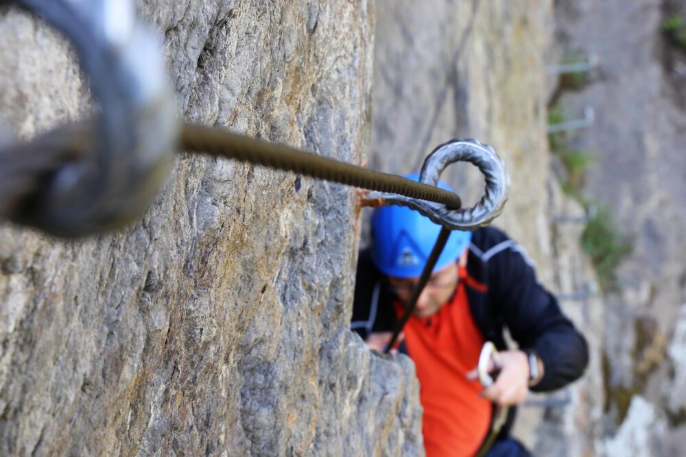 Zoom sur corde fixe via ferrata