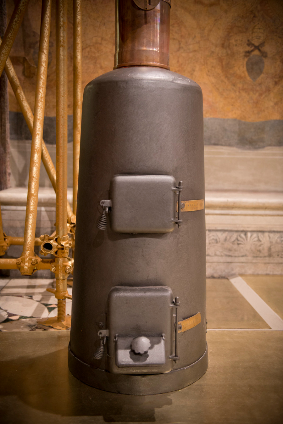 Cheminée qui produit la fumée blanche ou noire lors du Conclave au Vatican