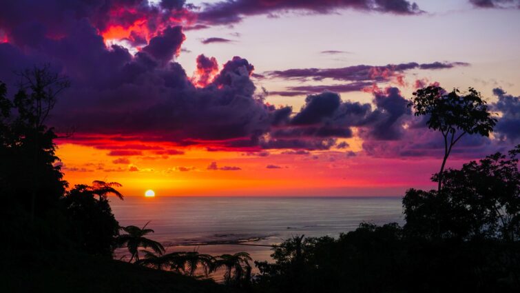 coucher de soleil spectaculaire avec ciel rouge et orange