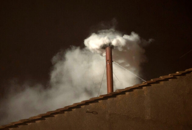 Fumée blanche, Vatican, suite au Conclave et la mort du pape