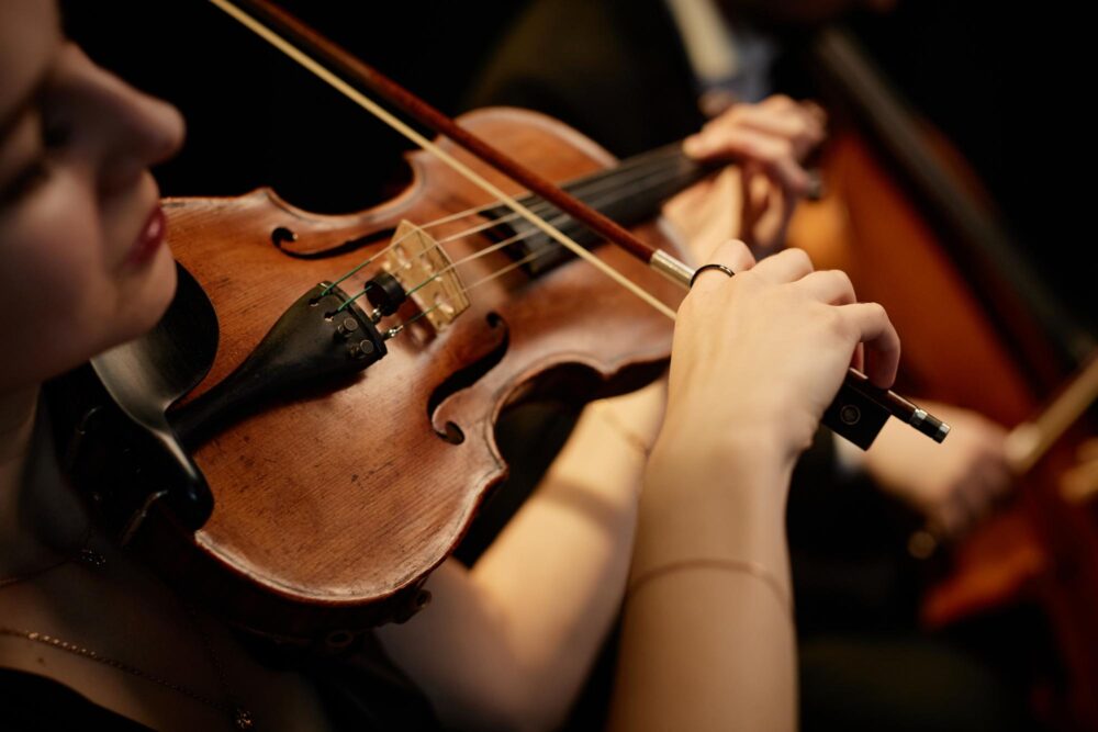main d'une musicienne d'orchestre