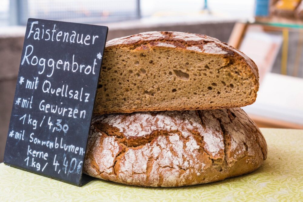 pain sur le marché traditionnel de Mirabellplatz