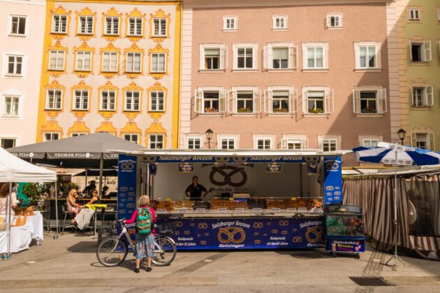 stand de bretzel dans un marché de Salzbourg