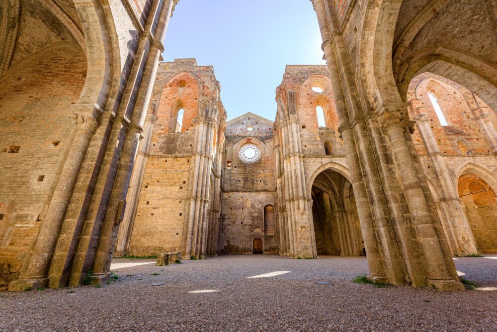 Abbaye abandonnée de San Galgano, monastère cistercien du Moyen Âge construit à Chiusdino, un village de campagne toscane