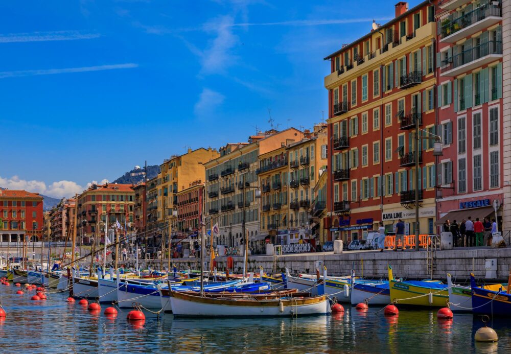 Bâtiments colorés au Port Lympia à Nice