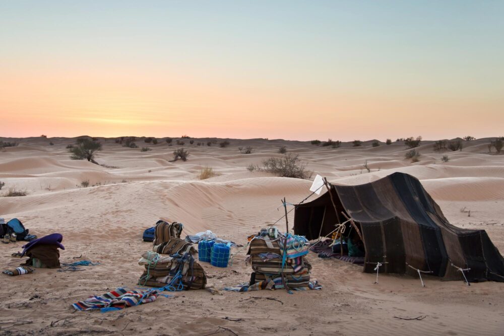 Bivouac sous tente bédouine dans le désert en Tunisie