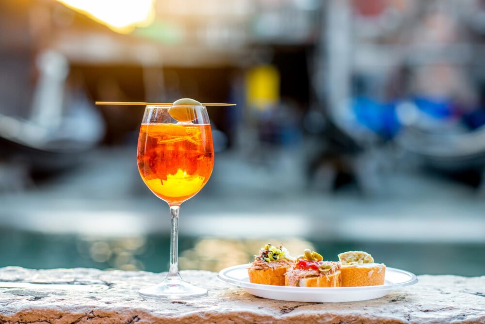 Boisson Spritz Aperol accompagné de cicchetti vénitiennes à Venise.