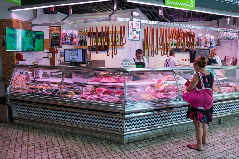Boucher dans le marché de La Bretxa de San Sebastian