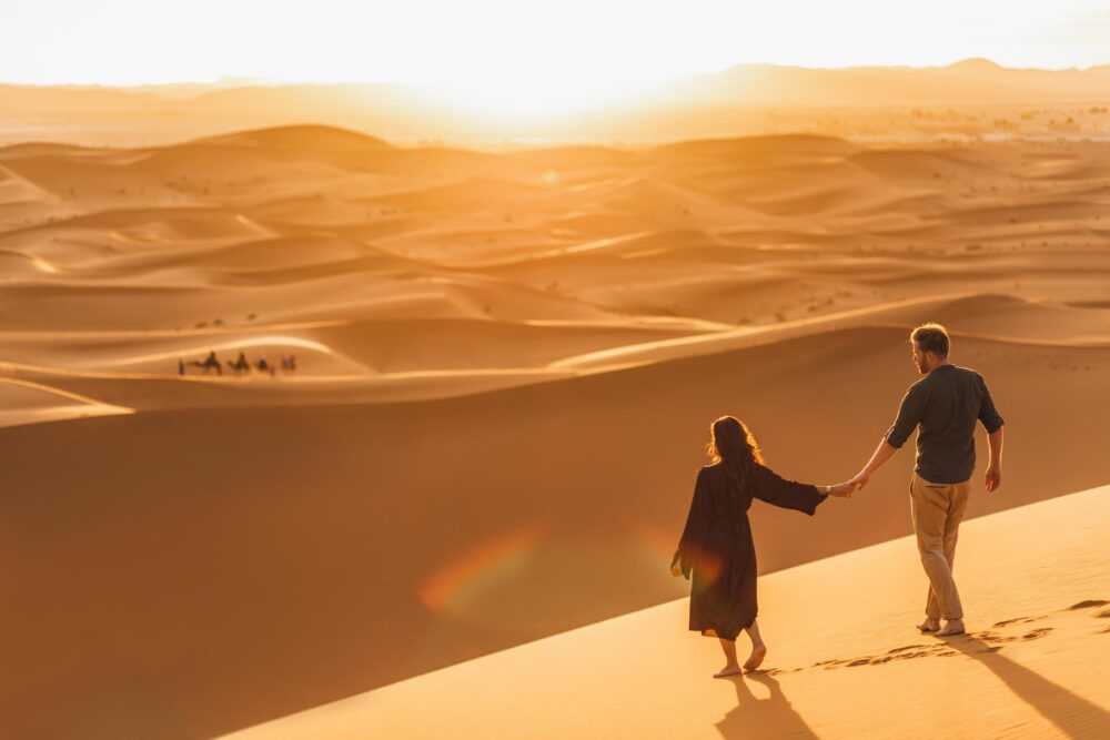 Contemplation du coucher de soleil sur les dunes du désert en Tunisie