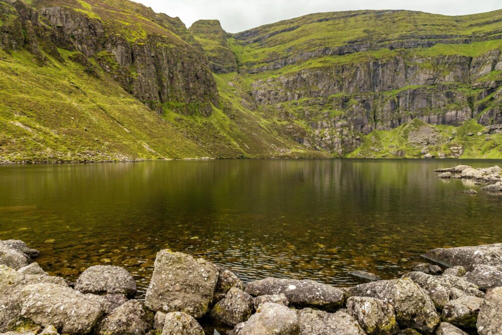 Coumshingaun Lough en Irlande