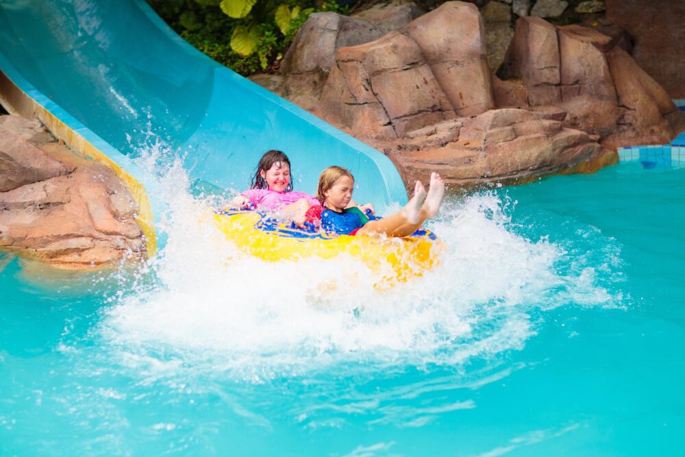 Des enfants profitant des toboggans aquatiques à Disney Typhoon Lagoon Water Park, Orlando