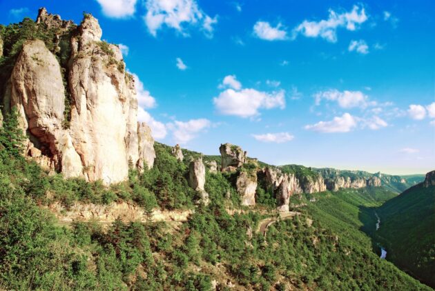 Des falaises dans les gorges du Tarn