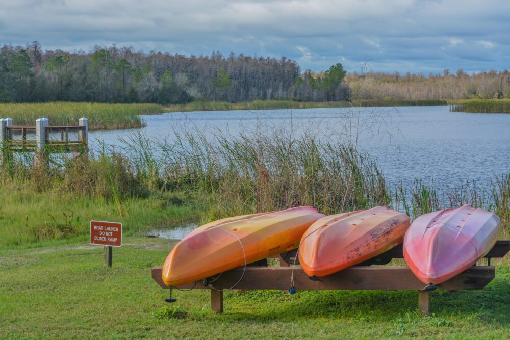 Des kayaks au bord du lac Mac au Colt Creek State Park proche d'Orlando
