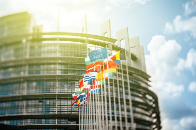 Drapeaux devant le Parlement européen à Strasbourg