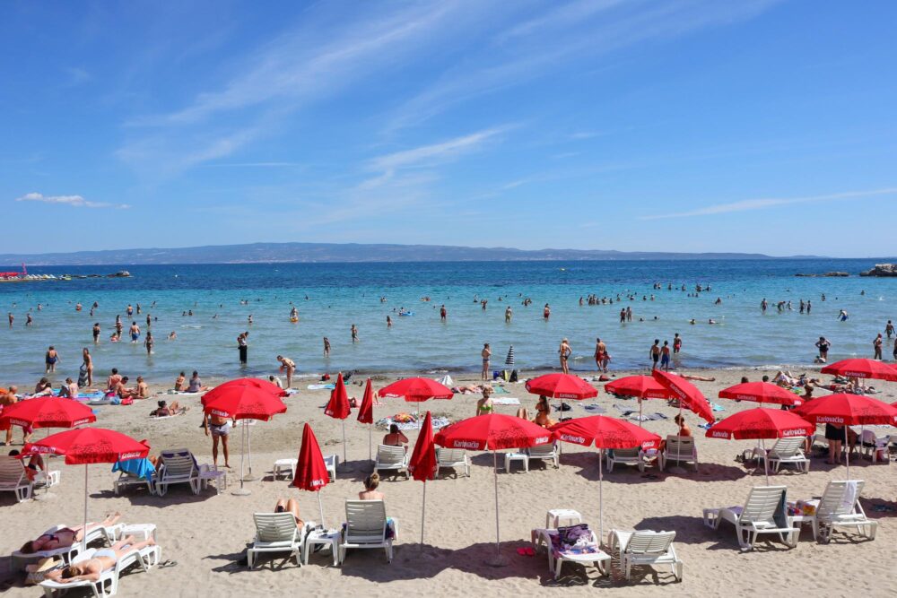 Eau turquoise de la plage de Bacvice à Split