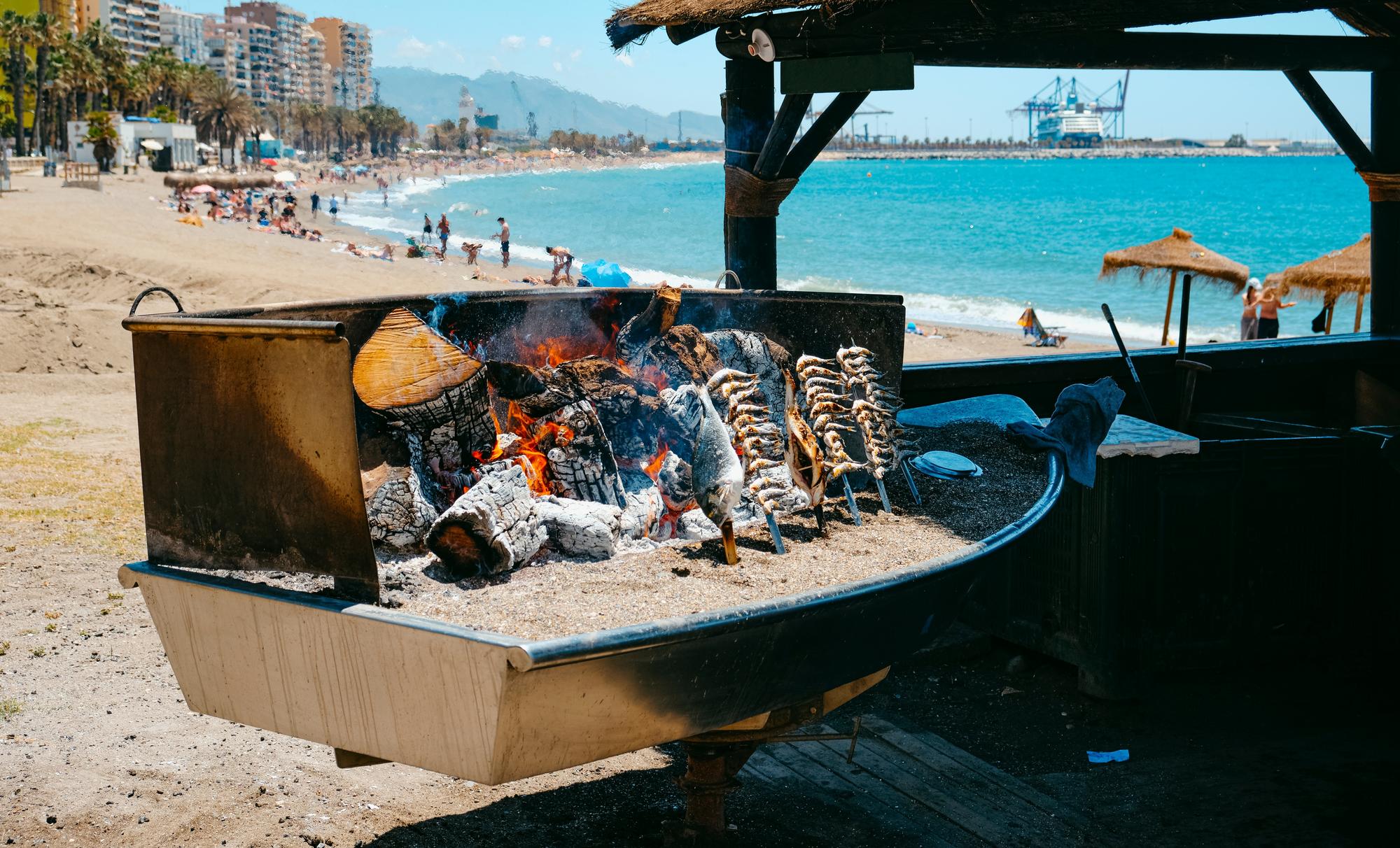 Espetos de sardines sur la plage de Malaga