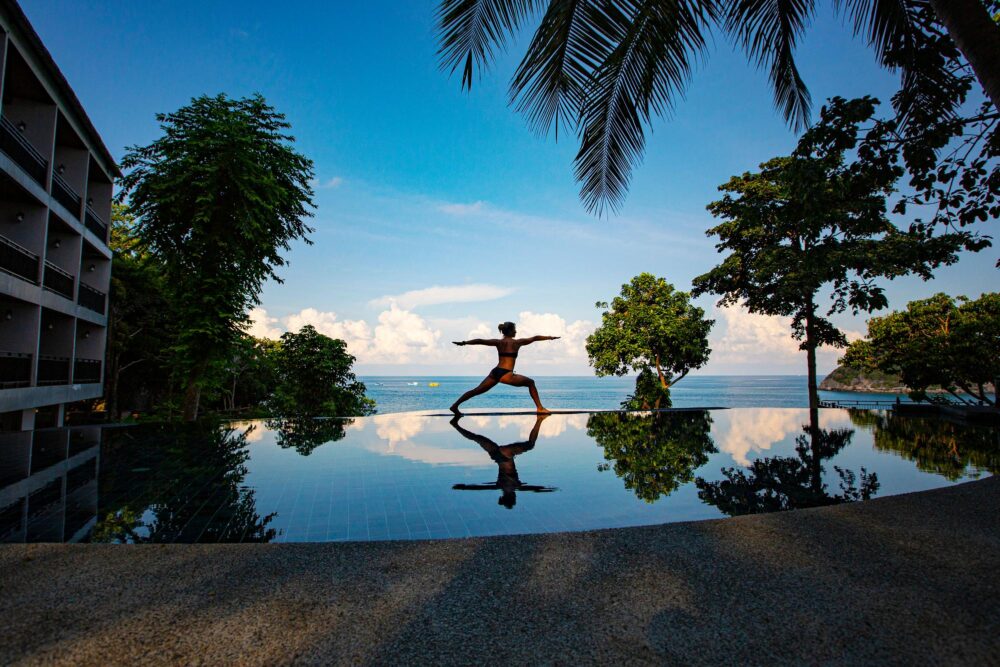 Femme faisant du yoga près d'une piscine à Koh Tao