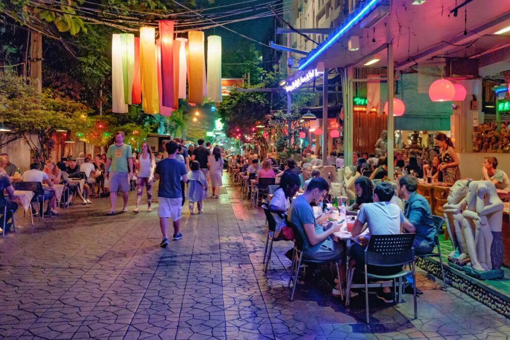 Khaosan Road en soirée à Bangkok