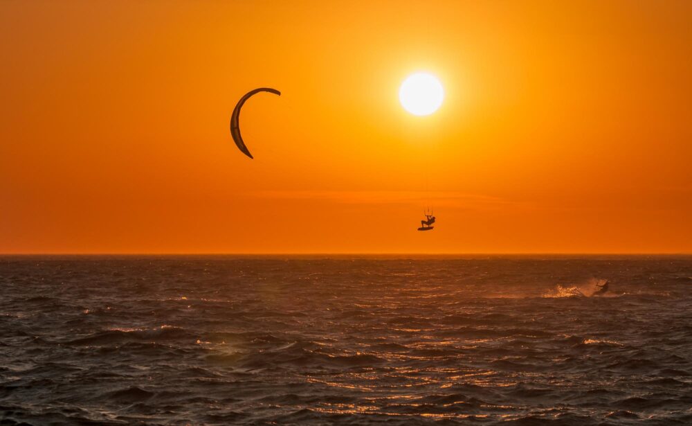 Kitesurf au coucher du soleil à Mykonos