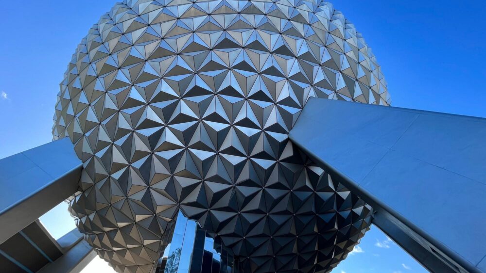La célèbre sphère du parc Disney Epcot à Orlando