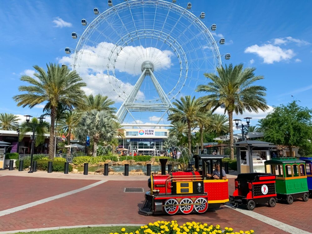 La grande roue et le petit train d'Icon Park à Orlando