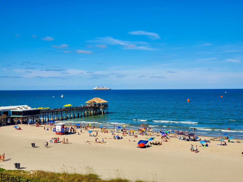 La jolie plage de Cocoa Beach, tout près d'Orlando