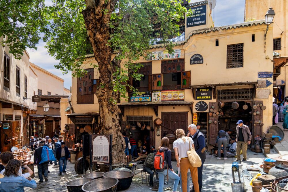 La place Seffarine à Fès, Maroc