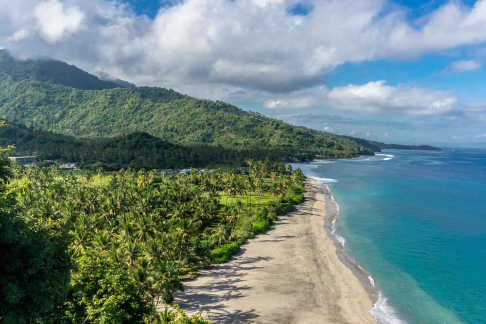 La plage de Senggigi à Lombok, Indonésie
