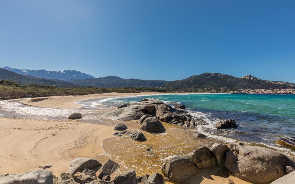 La plage de l’Algajola près de Calvi, France