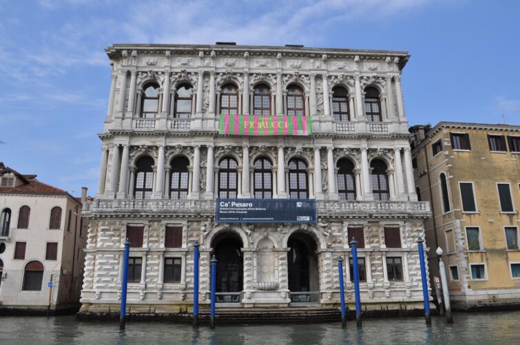 Le Ca'Pesaro depuis le Grand Canal à Venise