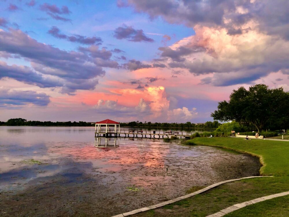 Le Lake Baldwin Park aux couleurs roses du coucher de soleil