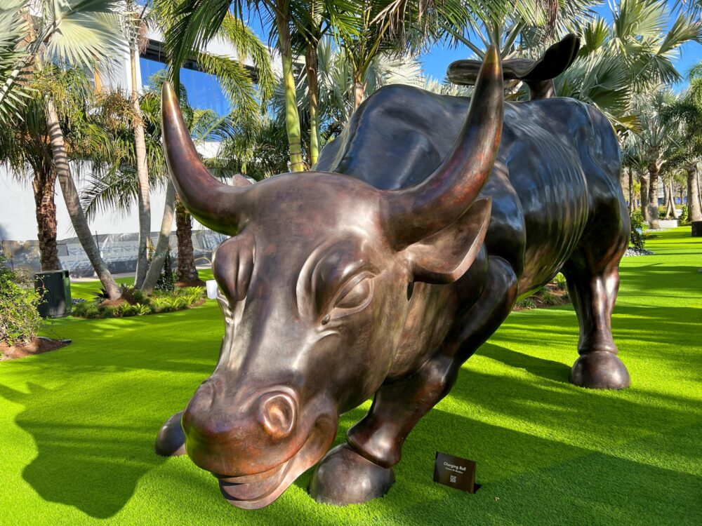 Le deuxième taureau de Wall Street est exposé au Lake Nona Sculpture Garden au Wave Hotel à Orlando