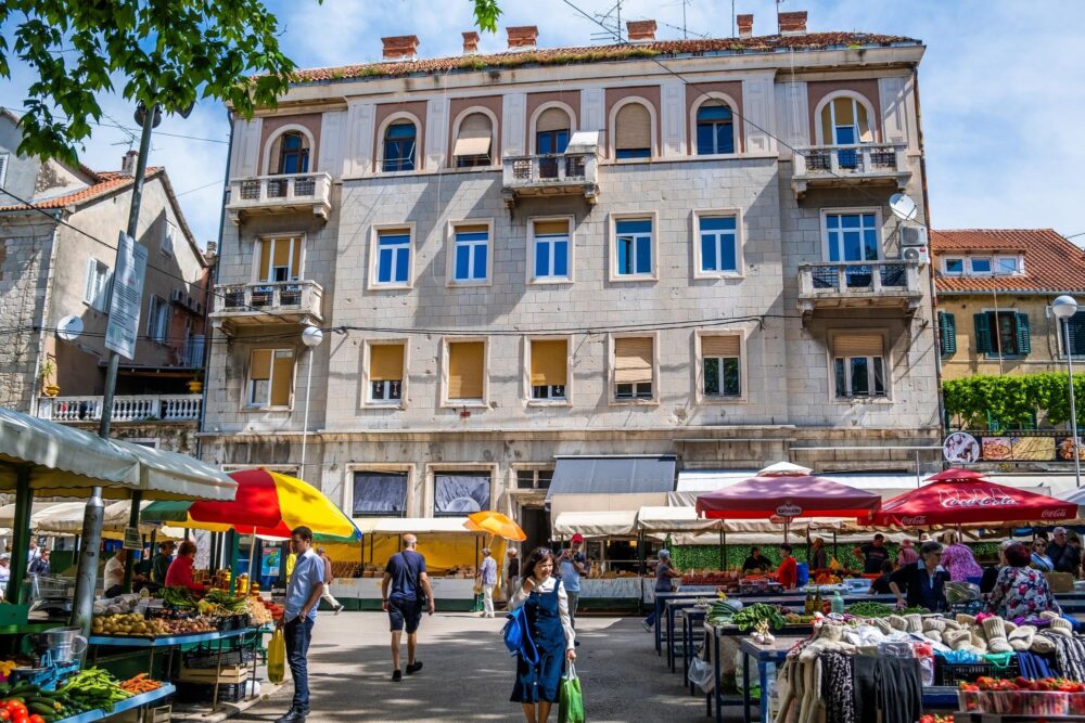 Le marché de Stari Pazar à Split, offrant des produits frais sous des parasols colorés