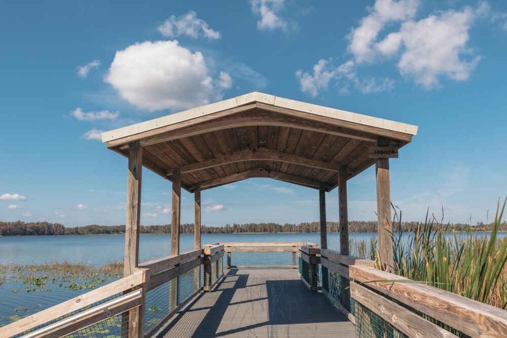 Le ponton avec vue sur le lac au Lake Louisa State Park près d'Orlando