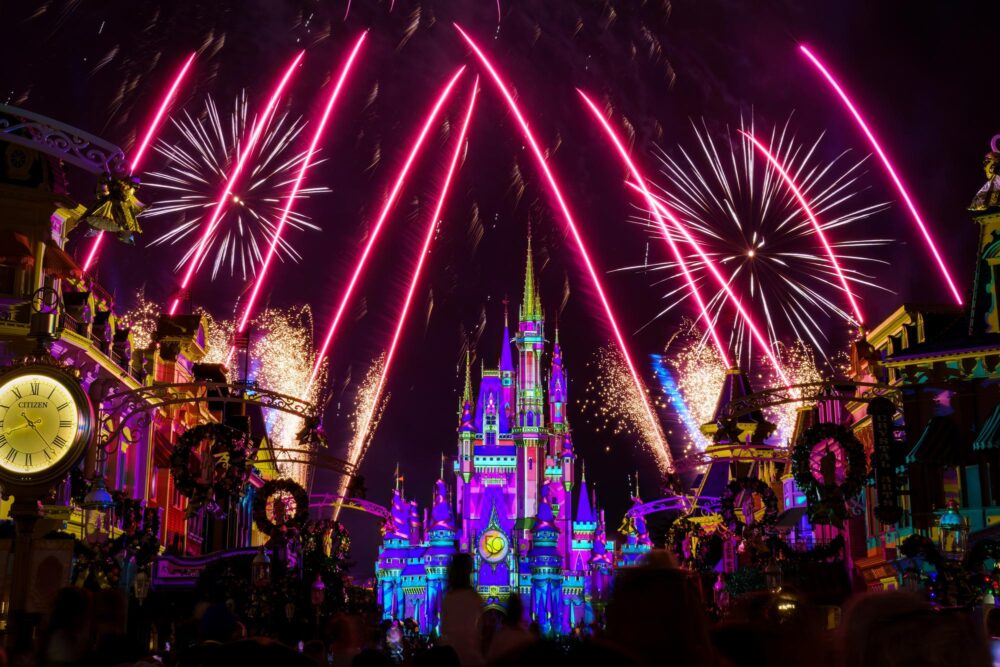 Les feux d'artifice illuminant le château de Cendrillon au Magic Kingdom de Disney à Orlando