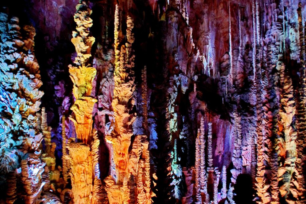 Les stalactites et stalagmites illuminées de la grotte de l’Aven Armand