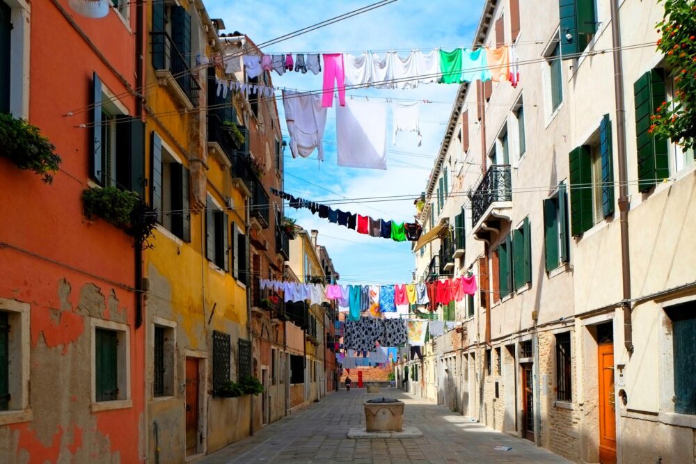 Linge suspendu dans les rues du quartier Castello de Venise