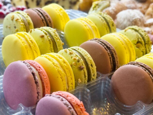 Macarons colorés, pâtisseries françaises