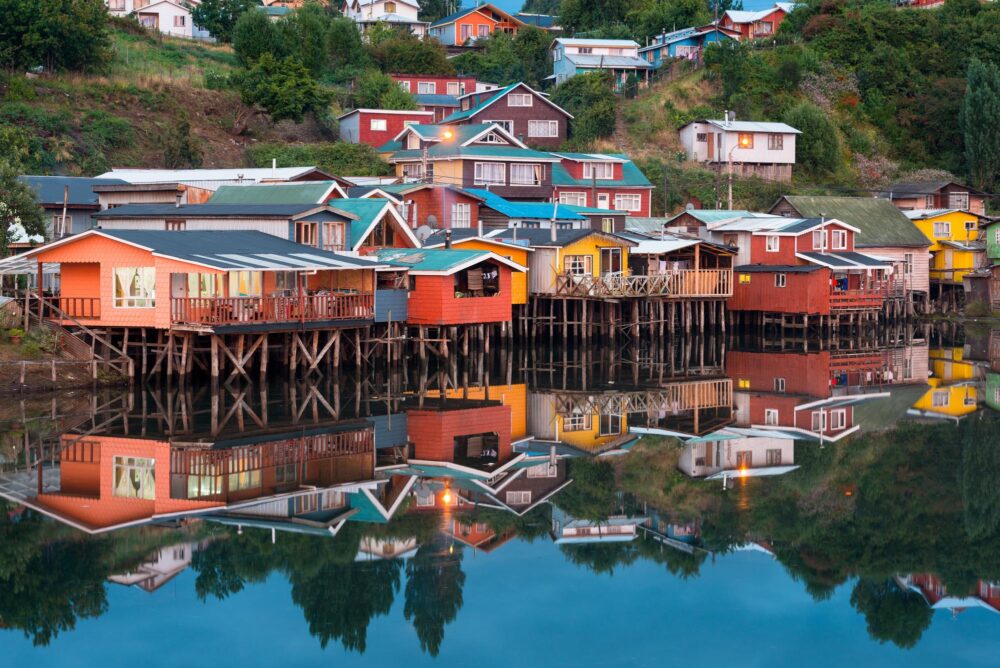Maisons traditionnelles sur pilotis sur l'île de Chiloé