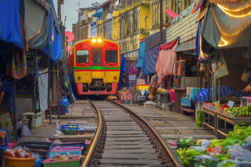 Marché ferroviaire de Maeklong