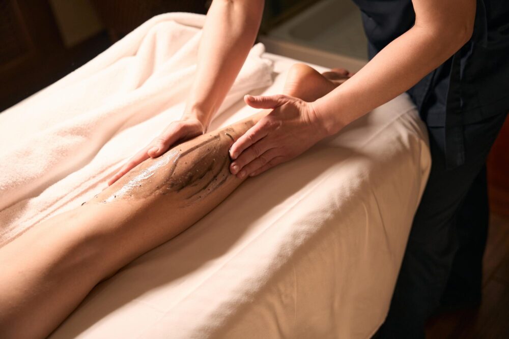 Massothérapeute offrant un massage à une patiente