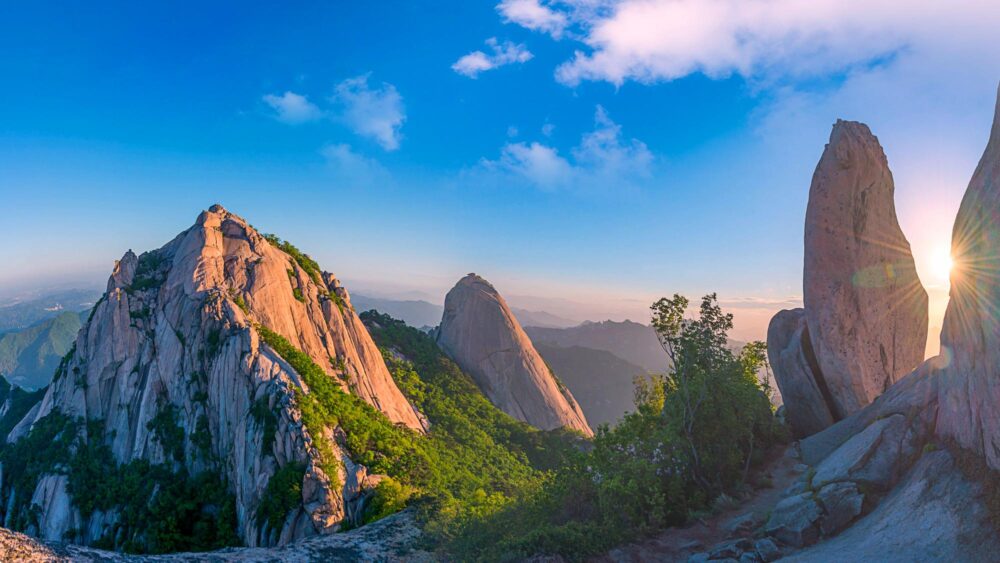 Montagne Bukhansan au lever du soleil à Séoul