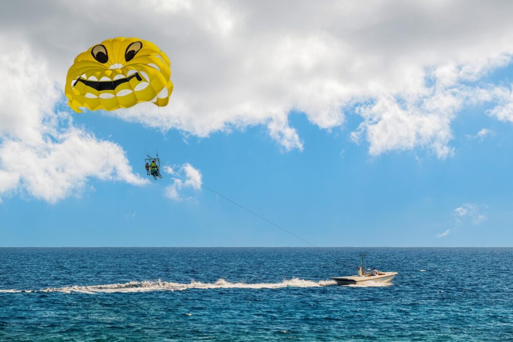 Parachute ascensionnel dans le golfe d’Ajaccio, Corse-du-Sud