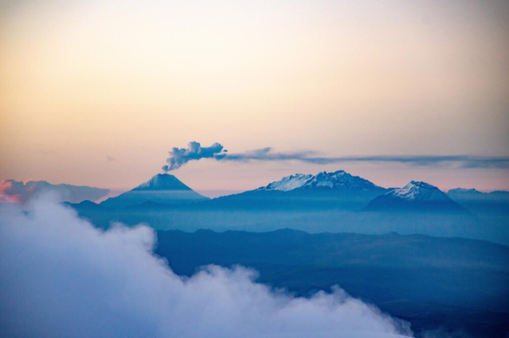 Paysage des Andes équatoriennes vu du sommet de Cotopaxi. De gauche à droite : Sangay, Altar et Tungurahua.