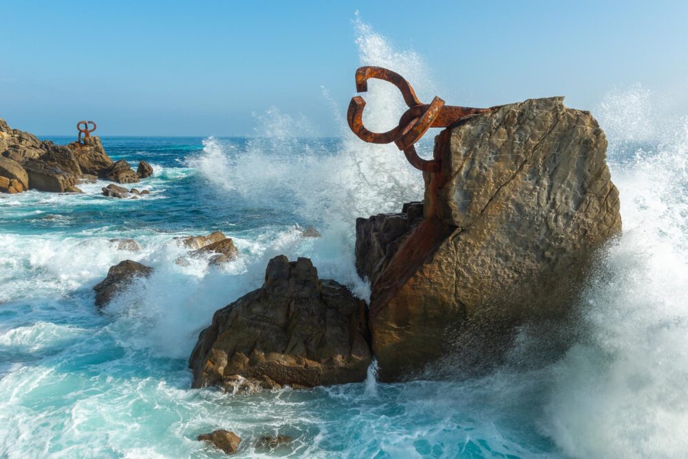 Peigne du Vent dans les vagues à San Sebastian